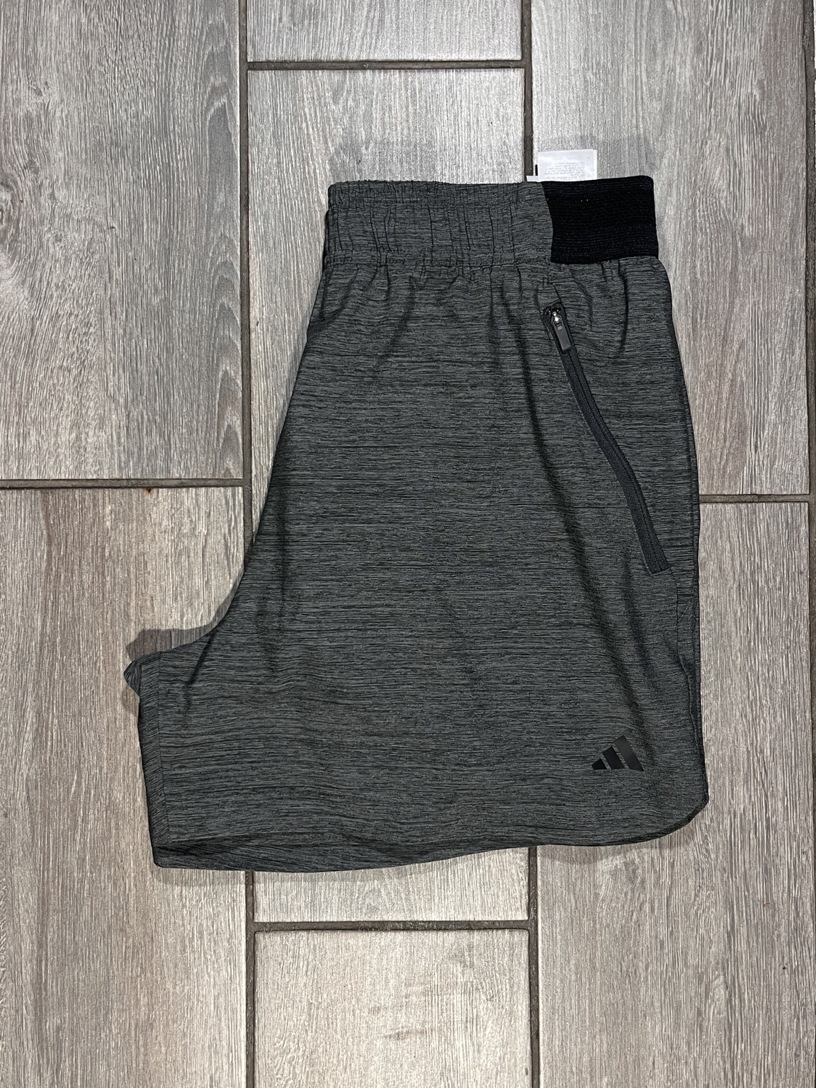 Foto real del short Adidas gris