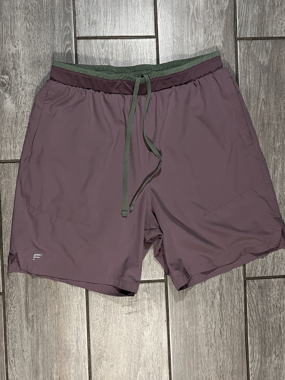 Foto real del short Fabletics morado