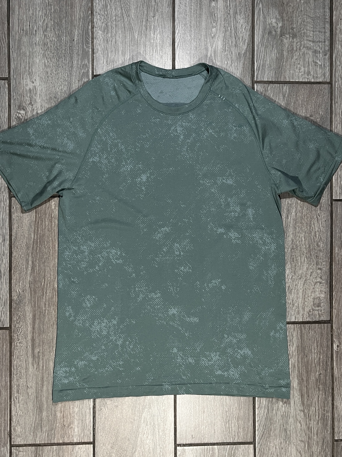 Foto real de la playera Lululemon Metal Vent verde